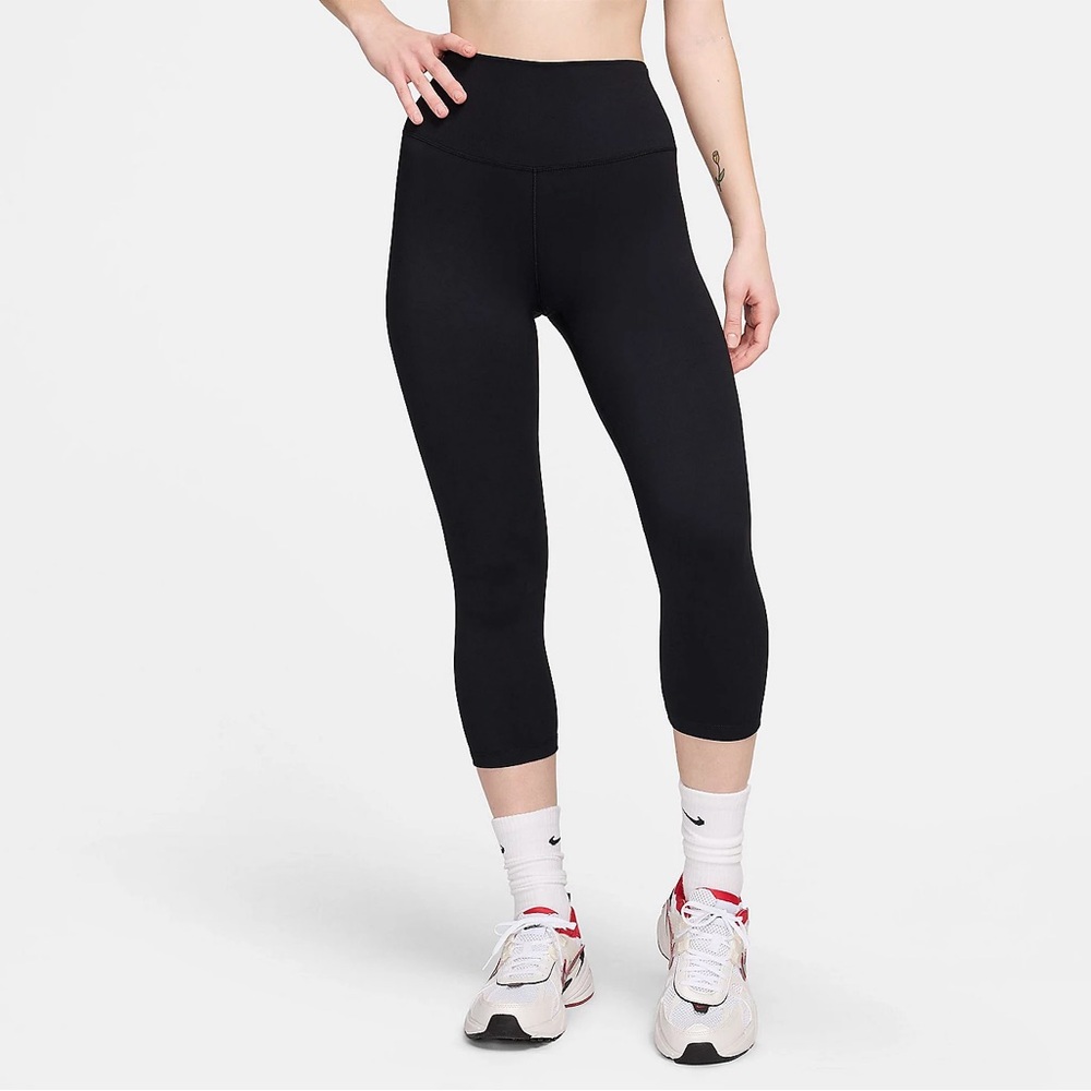 Nike Black High-Waisted Cropped Leggings Size Medium